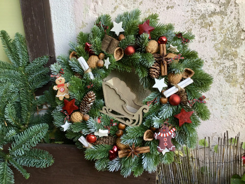 Závěsný adventní věnec 3D s vánočními sáněmi