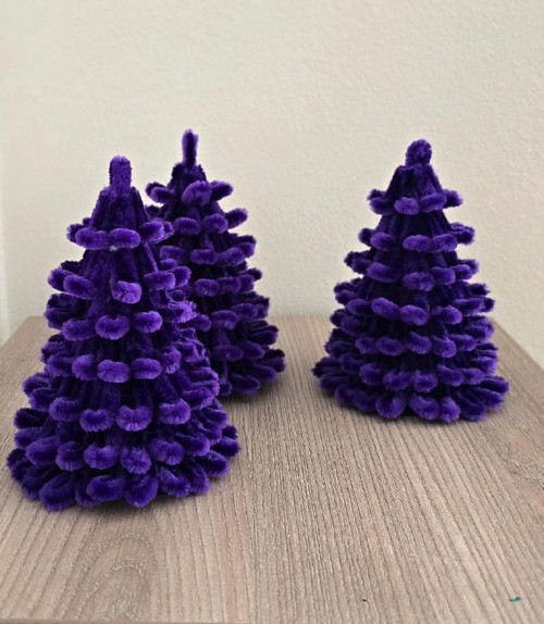 Tmavě fialový vánoční stromeček – dekorace 14 cm