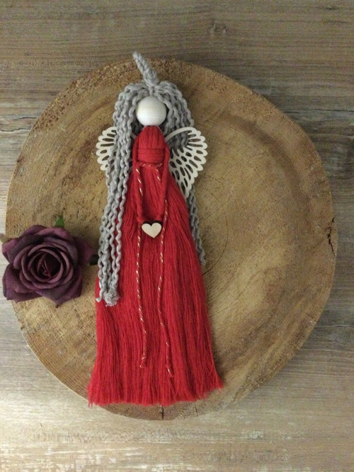 Macrame andělka v boho stylu - krásná červená.