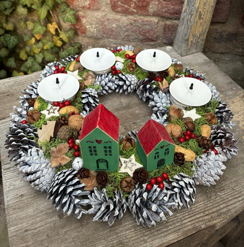 Adventní svícen s dřevěnými domečky