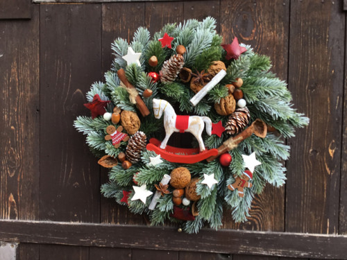 Adventní věnec s koníkem a vánočním kořením 40-43