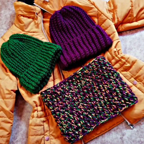 Set 2 x čepice + nákrčník háčkované