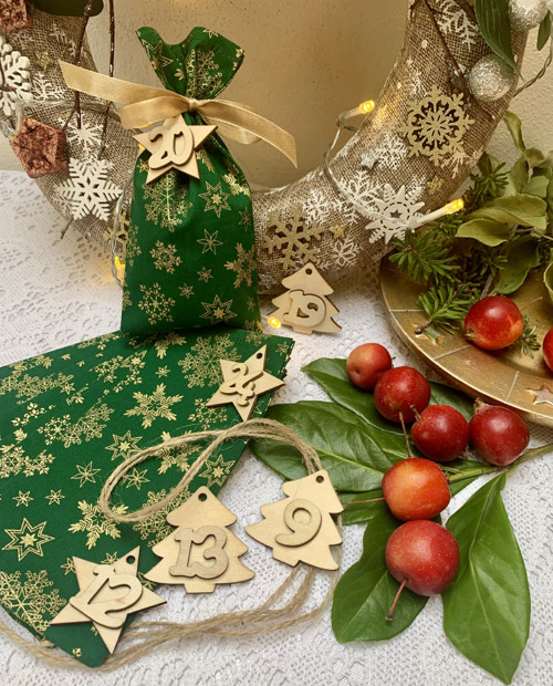 Adventní kalendář zelený se zlatými vločkami