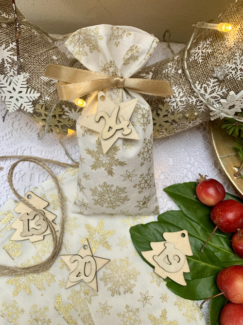 Adventní kalendář bílý se zlatými vločkami