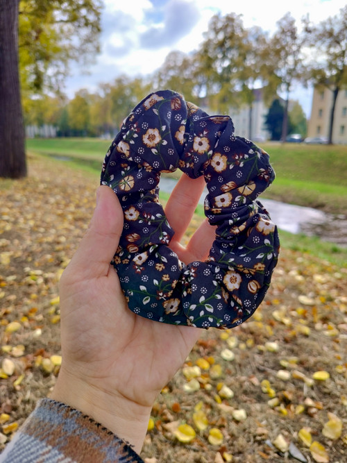 Bavlněná scrunchies gumička - tmavé kvítky