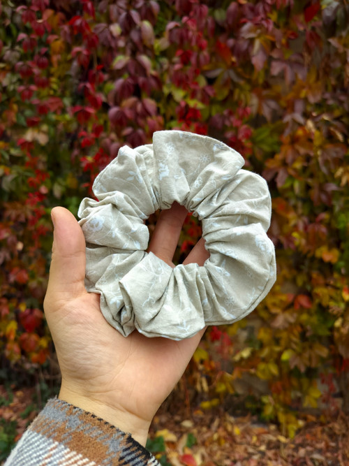 Bavlněná scrunchies gumička - béžové květy