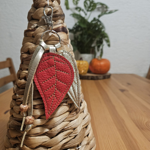 Kožený přívěsek na kabelku s karabinkou č.321