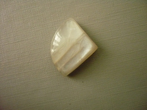 Kabošon měs. kámen bílý 18 mm, č.105