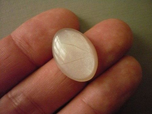 Kabošon měs. kámen bílý 21 mm, č.73