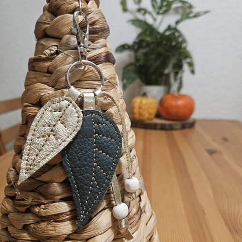 Kožený přívěsek na kabelku s karabinkou č.322