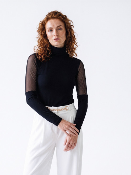 Elegantní černý rolák — foto 1