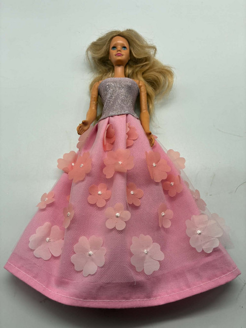 Kouzelné šatičky na Barbie s kytičkami