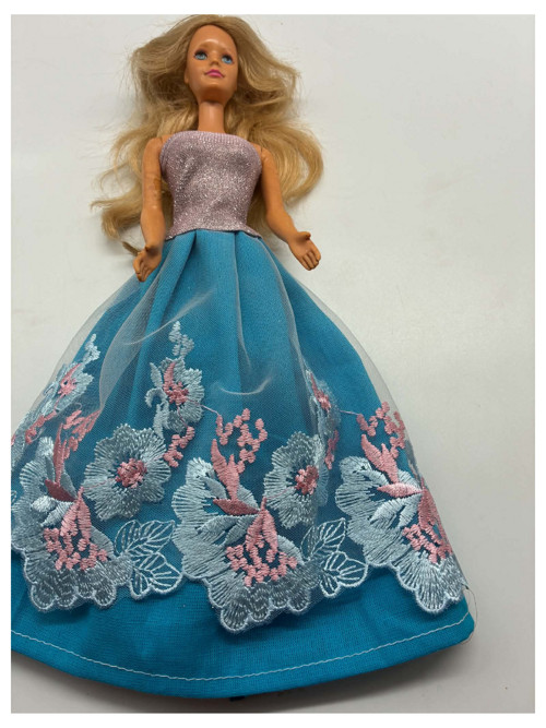 Barevné hezké šatičky na Barbie