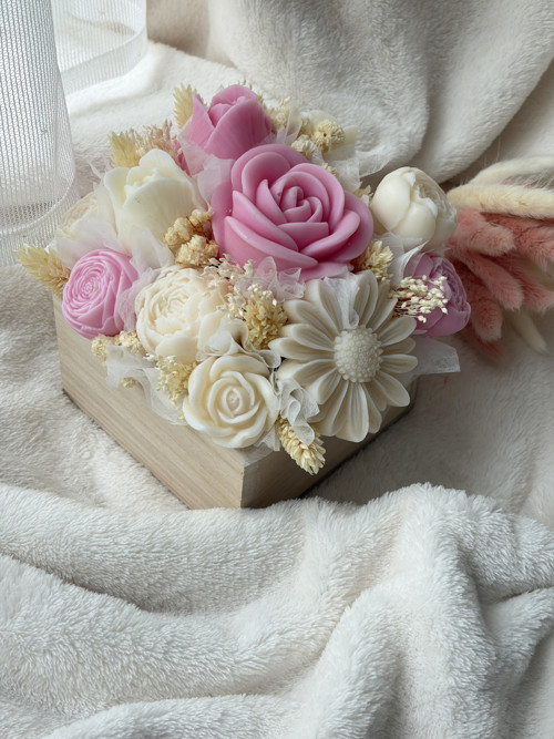 Vosková kytice v dřevěné krabičce – flower box