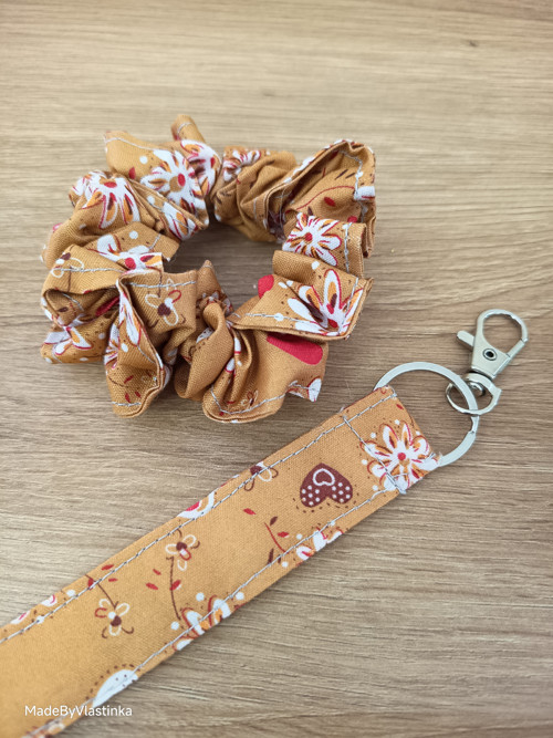 Dárkový set gumička + klíčenka