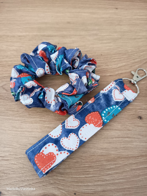 Dárkový set gumička + klíčenka