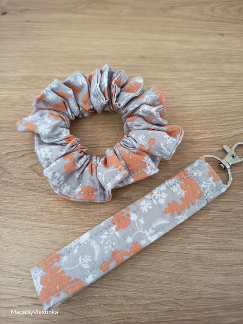 Dárkový set gumička + klíčenka — foto 1
