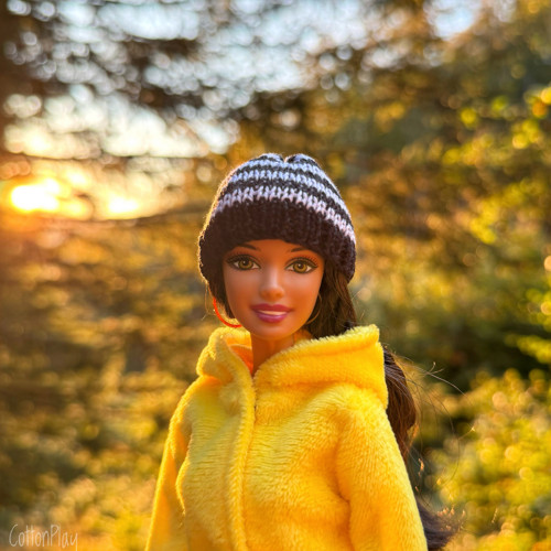 Pletená čepička pro Barbie - černobílá