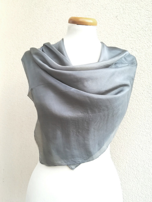 "grey" hedvábný šátek 90x90 skladem