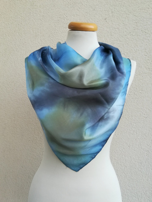 "blue symphony" hedvábný šátek 90x90 skladem