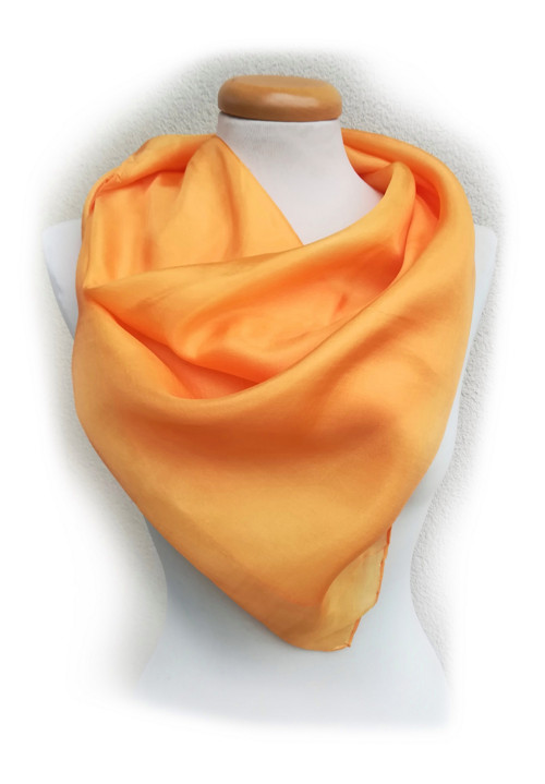 "orange creme" hedvábný šátek 90x90 skladem