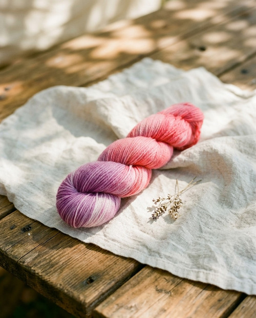 Ručně barvená 100% kašmírová příze Lotus Yarns #05