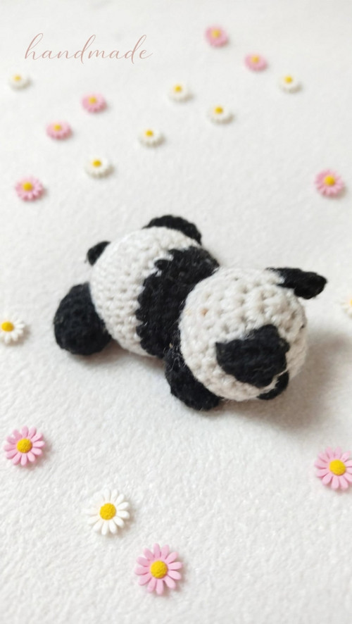 Ručně háčkovaná mini panda — foto 1