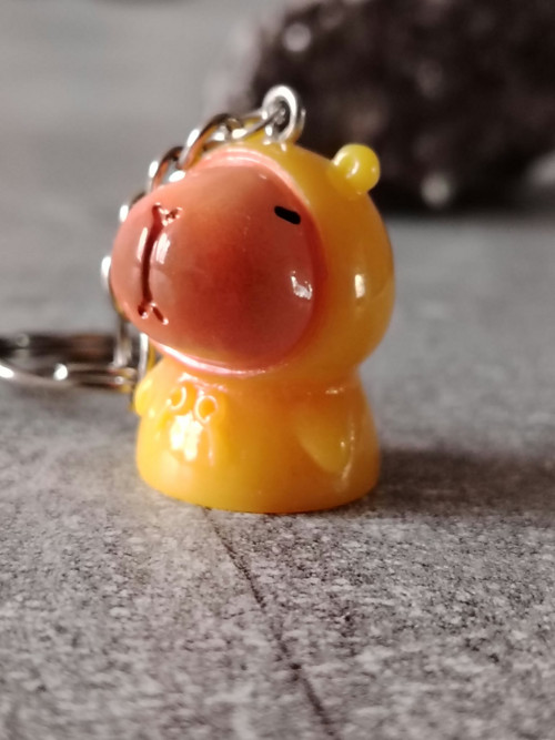 Přívěsek kapybara v pršiplášti