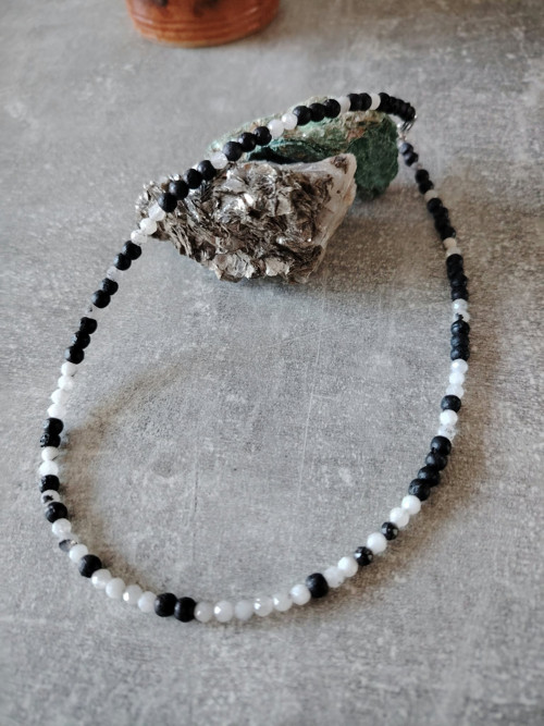 Náhrdelník choker láva a měsíční kámen