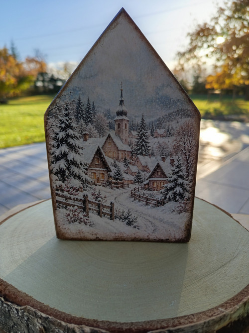 Dřevěný domeček – Zasněžená vesnička