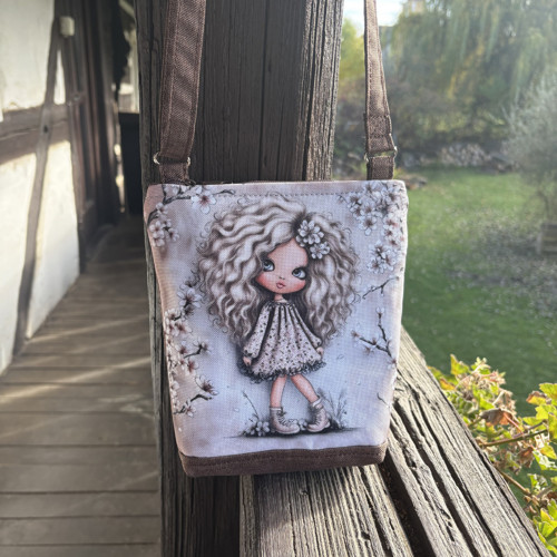 Dívka s hnědou - mini kabelka