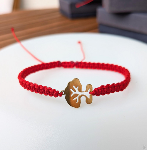 Červený makramé náramok so stromom - chirurgická o