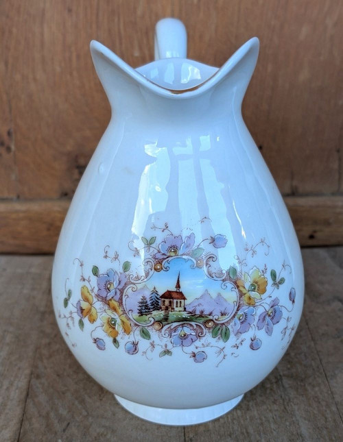Romantický porcelánový džbánek s kostelíkem.