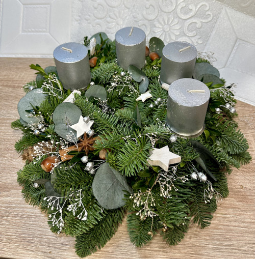 Adventní věnec jedlový se stříbrnými svíčkami