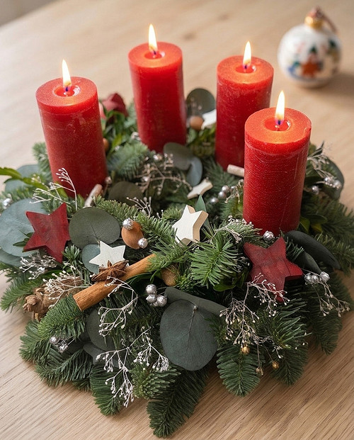 Adventní věnec z jedle s bordó svíčkami