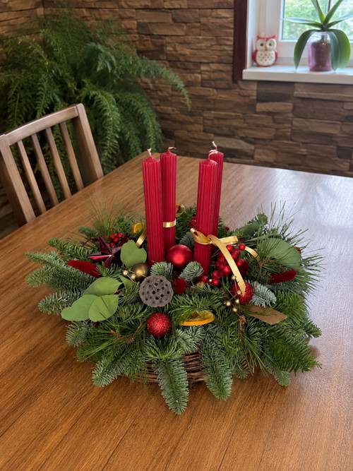 Adventní svícen v proutěném hnízdě