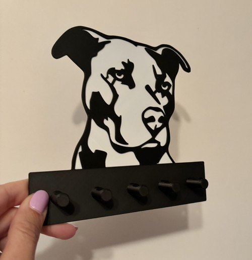 Pitbull věšák