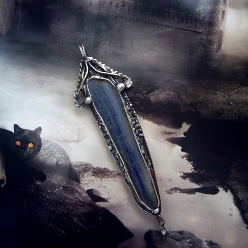 Kovový přívěsek EXCALIBUR – modrý kyanit — foto 1