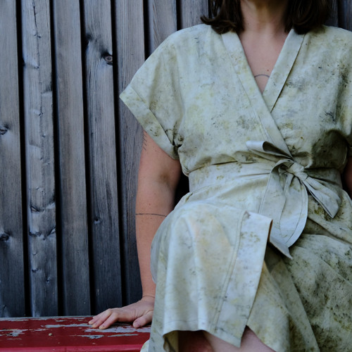 Kimono šaty rostlinami barvené