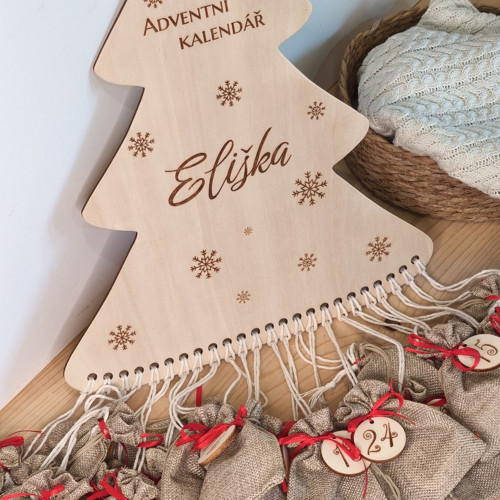 Nástěnný adventní kalendář stromeček s pytlíčky