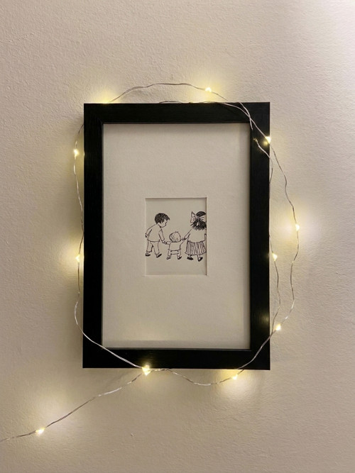 Néžná ilustrace rodiče a dítě v rámečku