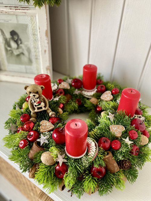 Adventní věnec s medvídkem
