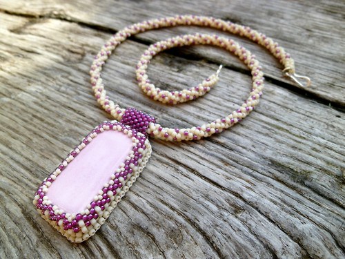 Keramický náhrdelník Magenta dots