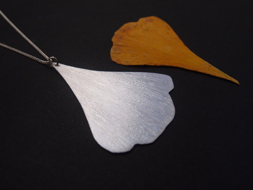 Dlouhý elegantní náhrdelník "Ginkgo"