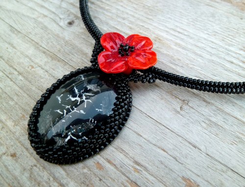 Náhrdelník Black poppy s ručně malovaným kabošonem