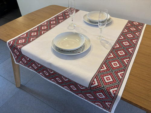 Ručně vyšívaný ubrus - červenočerný (č. 12)