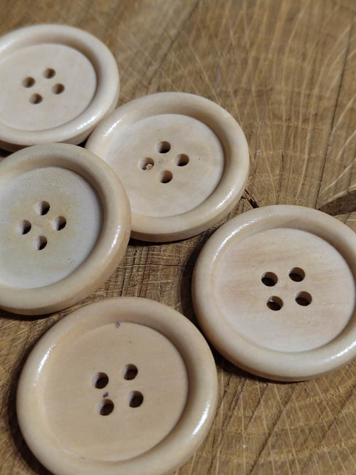 Knoflík dřevěný čtyřdírkový 30 mm barva buk
