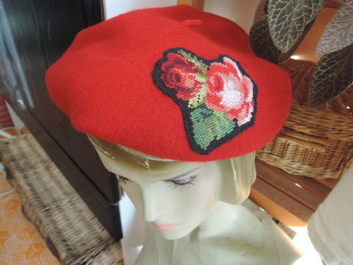 Červený baret s ruční výšivkou