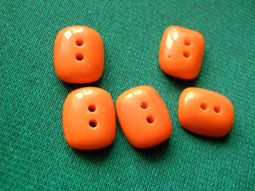 Malý oranžový knoflík