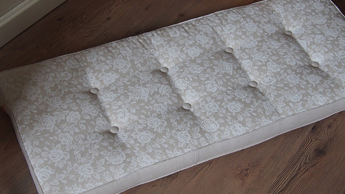 Futon + povláčky růže na režném podkladu